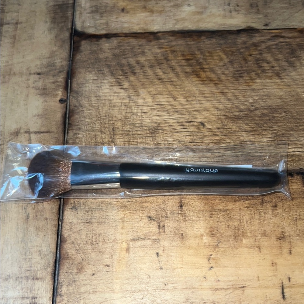 YOUNIQUE tapered blusher brush
